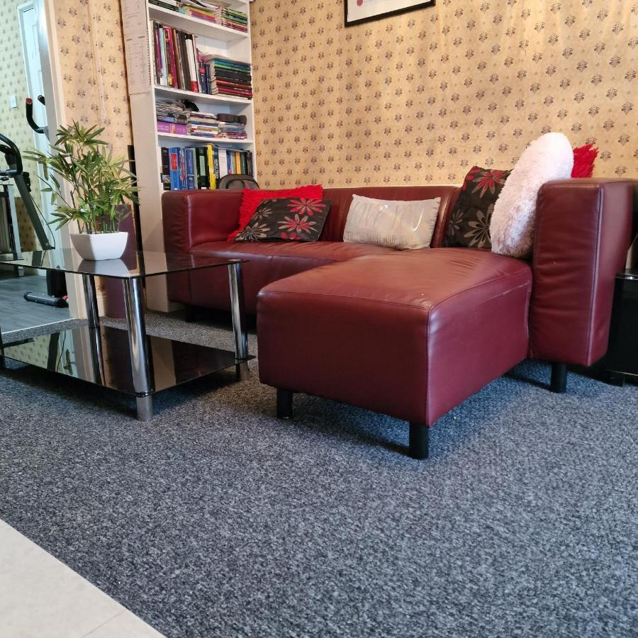 Females Only - Private Bedrooms In Dublin Lucan Extérieur photo